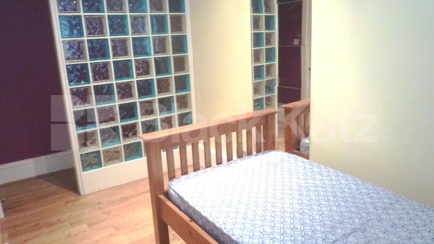 			IDEAL FOR 3 SHARERS!, 2 Bedroom, 1 bath, 1 reception Flat			 Rochester Square, CAMDEN  
